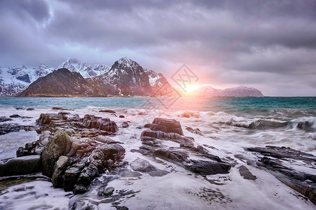 挪威海峡湾岩石海岸冬季日落瓦里德,洛福滕岛,挪威挪威峡湾的岩石海岸图片