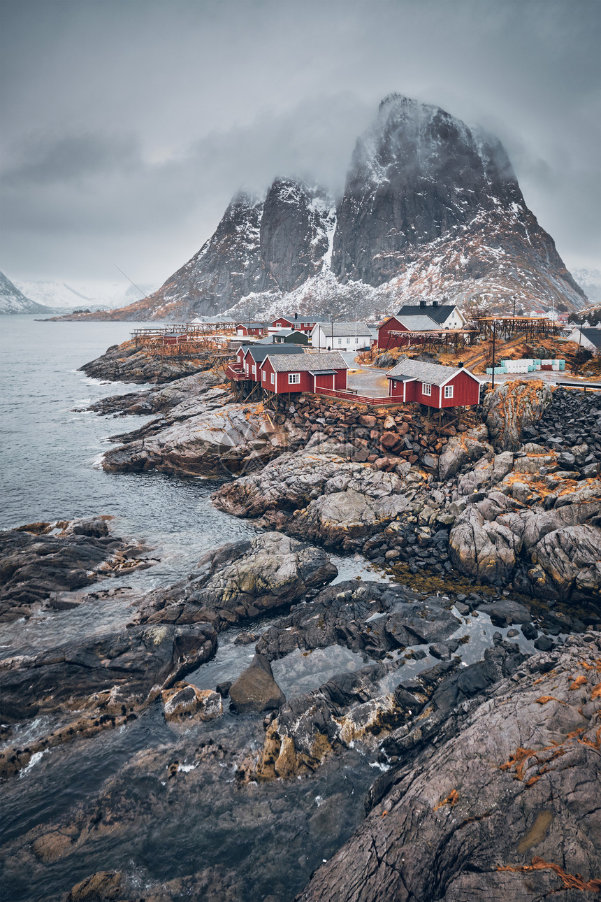 著名的旅游景点汉诺伊渔村洛福滕岛,挪威与红色罗布房子冬天下雪挪威洛福滕岛的汉诺伊渔村图片