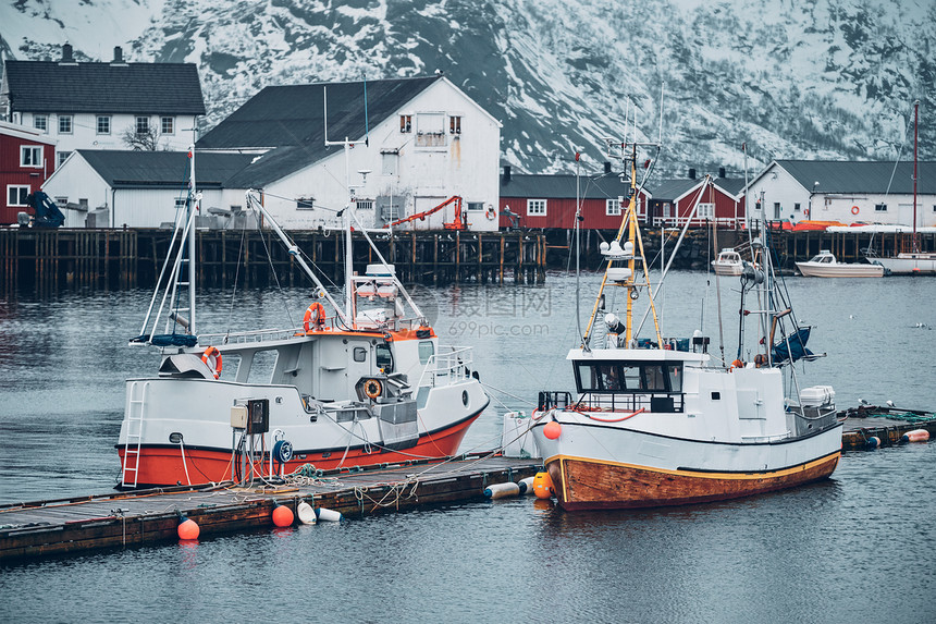 码头与船只哈莫伊渔村的洛福滕岛,挪威与红色罗布房屋冬季挪威洛福滕岛的汉诺伊渔村图片