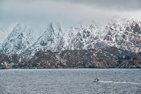 挪威峡湾的渔船挪威洛福腾群岛挪威峡湾的渔船图片