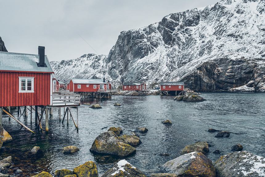 挪威峡湾的Nusfjord正宗传统渔村,冬季传统的红色Rorbu房屋挪威洛福腾群岛挪威Nusfjord渔村图片
