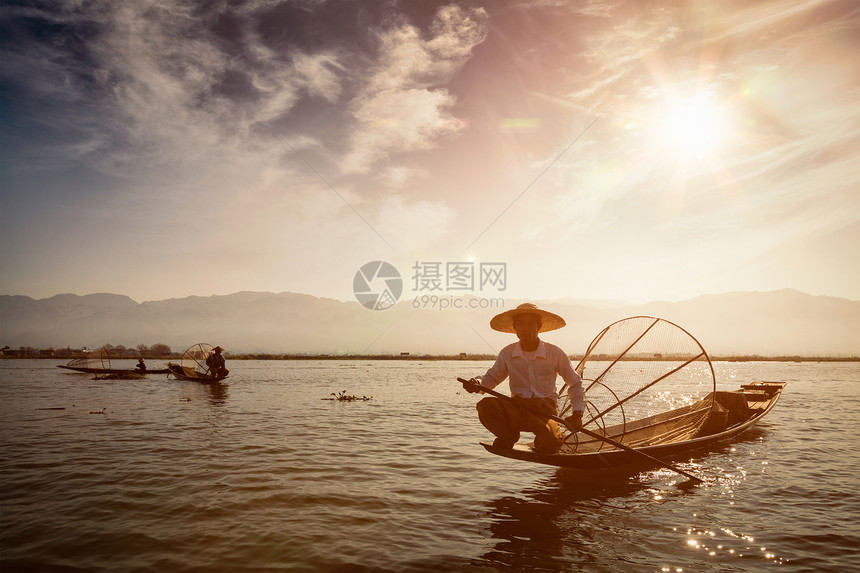 缅甸旅游景点地标缅甸传统渔民inle湖,缅甸著名的独特的单腿划船风格缅甸inle湖的传统缅甸渔民图片