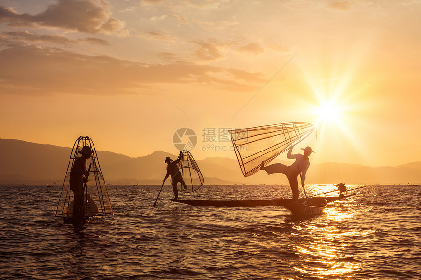 缅甸旅游景点地标三个传统的缅甸渔民inle湖,缅甸著名的独特的条腿划船风格缅甸inle湖的传统缅甸渔民图片