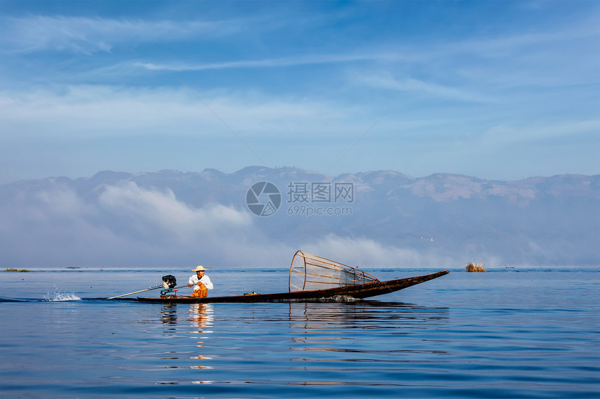 缅甸旅游景点地标传统的缅甸渔民inle湖用渔网超速摩托艇缅甸inle湖的传统缅甸渔民图片