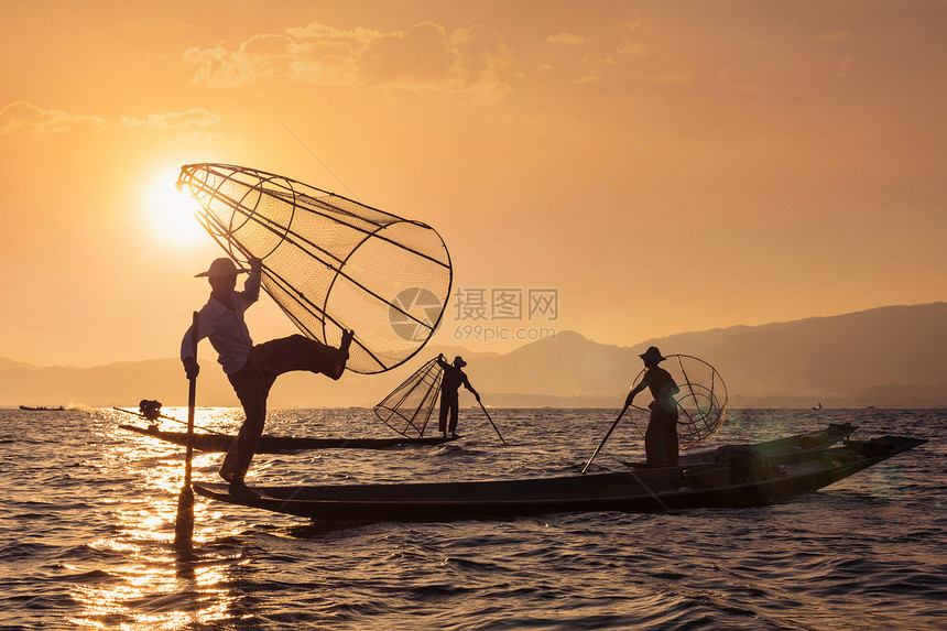缅甸旅游景点地标三个传统的缅甸渔民inle湖,缅甸著名的独特的条腿划船风格镜头耀斑缅甸inle湖的传统缅甸渔民图片