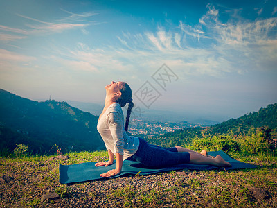 瑜伽户外妇女练阿什唐加维尼亚萨瑜伽苏里亚纳马斯卡太阳图片