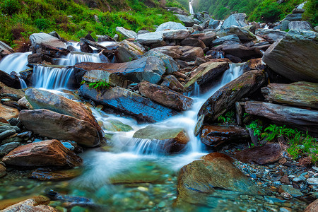 喜马拉雅山的热带瀑布瀑布Bhagsu,印度河川邦用偏光镜过滤器热带瀑布Bhagsu,印度河川邦背景图片