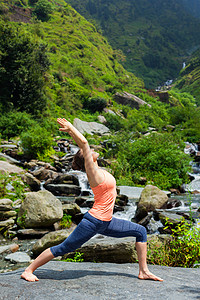 平纳维拉瑜伽户外运动健康的女人阿什唐加维尼亚萨瑜伽阿萨纳维拉哈德拉萨纳背景