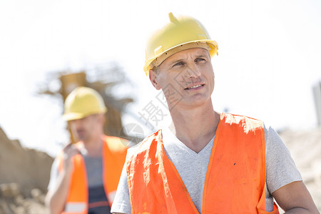 建筑工地的男工人,同事站后台图片