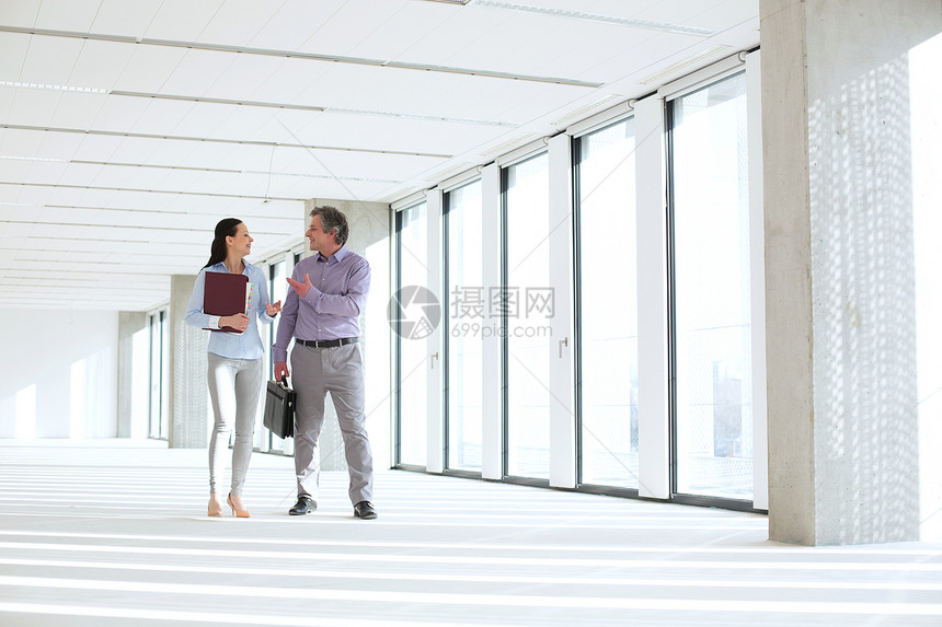 商人女商人空荡荡的办公室里说话图片