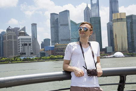 体贴的人靠栏杆上,靠着上海世界金融中心图片