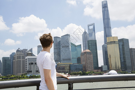 侧的人看着上海世界金融中心的多云天空图片