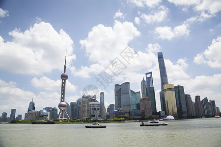 黄浦江多云天空的浦东天际线图片