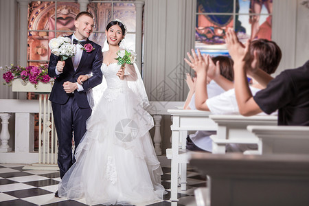 婚礼嘉宾为新婚夫妇教堂捧花鼓掌高清图片