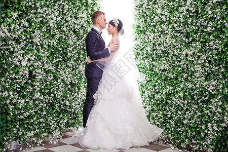 站花饰中的浪漫婚礼夫妇的侧景图片