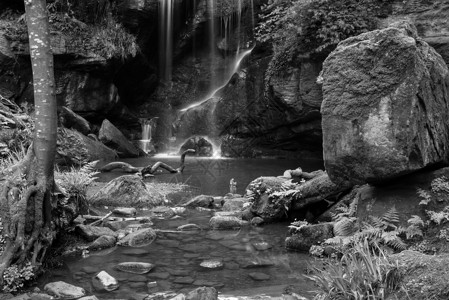 惊人的黑白瀑布景观粗糙的林恩诺森伯兰公园英国图片