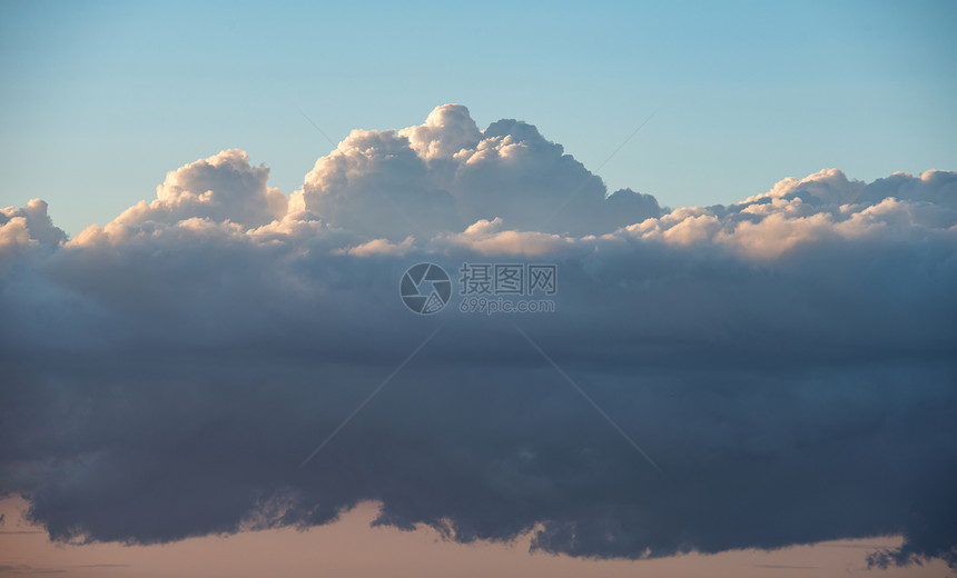 惊人的积雨云风暴雨云夏季日落天空与戏剧的喜怒无常的颜色纹理图片