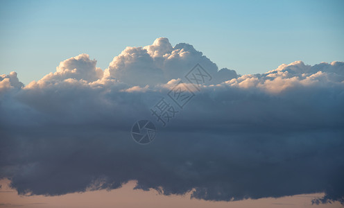 惊人的积雨云风暴雨云夏季日落天空与戏剧的喜怒无常的颜色纹理背景图片