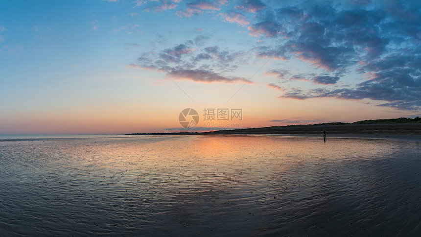 美丽多彩的夏季日落海滩景观与惊人的天空颜色图片