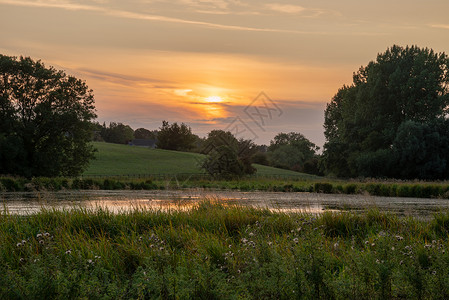 夏季傍晚,英国科茨沃尔德农村伯福德村美丽的景观形象图片