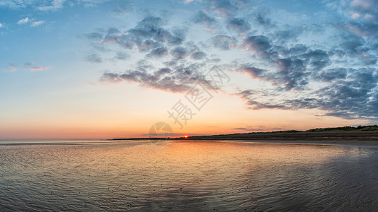 美丽多彩的夏季日落海滩景观与惊人的天空颜色高清图片