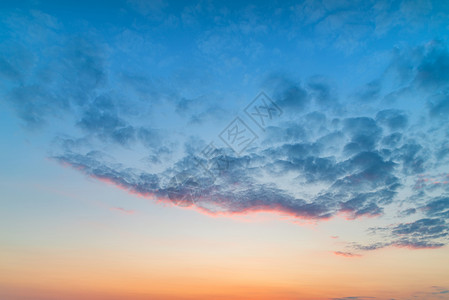 美丽多彩的夏季日落海滩景观与惊人的天空颜色高清图片