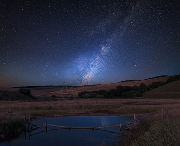 令人惊叹的充满活力的银河复合图像覆盖英国乡村的景观高清图片