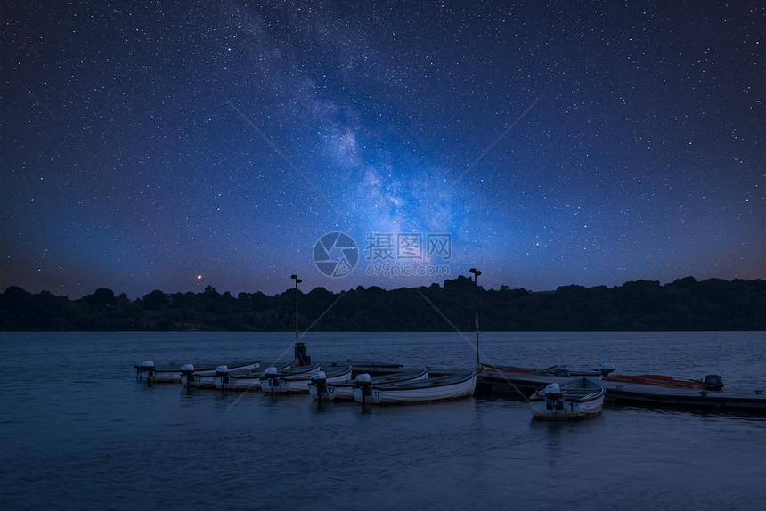 令人惊叹的充满活力的银河复合图像休闲船的景观上停泊湖上,夏天时图片