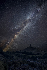 奥伯里格令人震惊的充满活力的银河复合图像英格兰的格拉斯顿伯里托景观背景