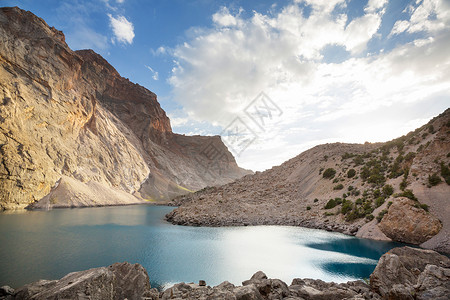 塔吉克斯坦范恩山帕米尔支美丽宁静的湖泊高清图片