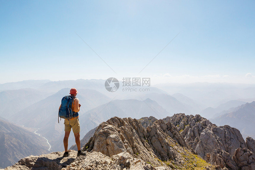 山顶上的徒步旅行者图片