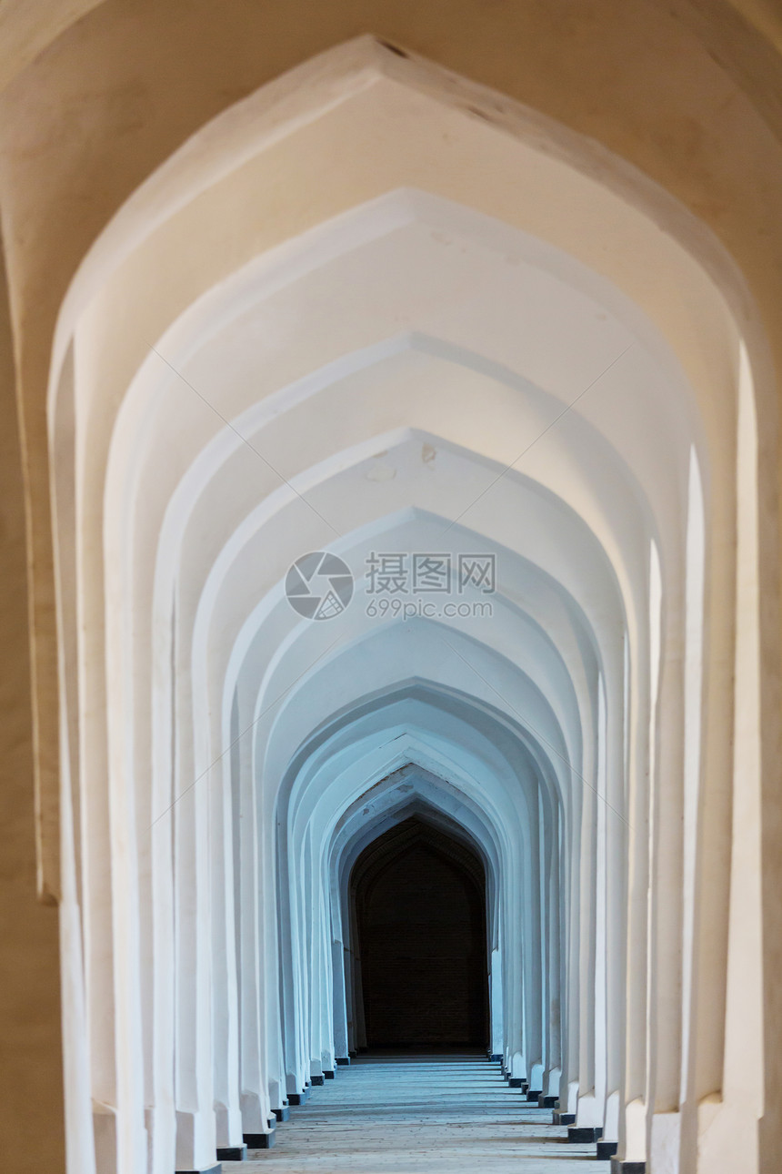 科隆清真寺的白色阿拉伯拱门布哈拉乌兹别克斯坦中亚图片