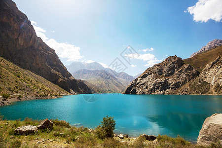 塔吉克斯坦范恩斯山帕米尔支美丽宁静的湖泊高清图片