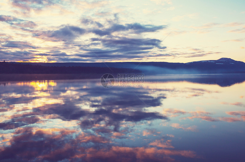 阿拉斯加苔原的宁静湖图片