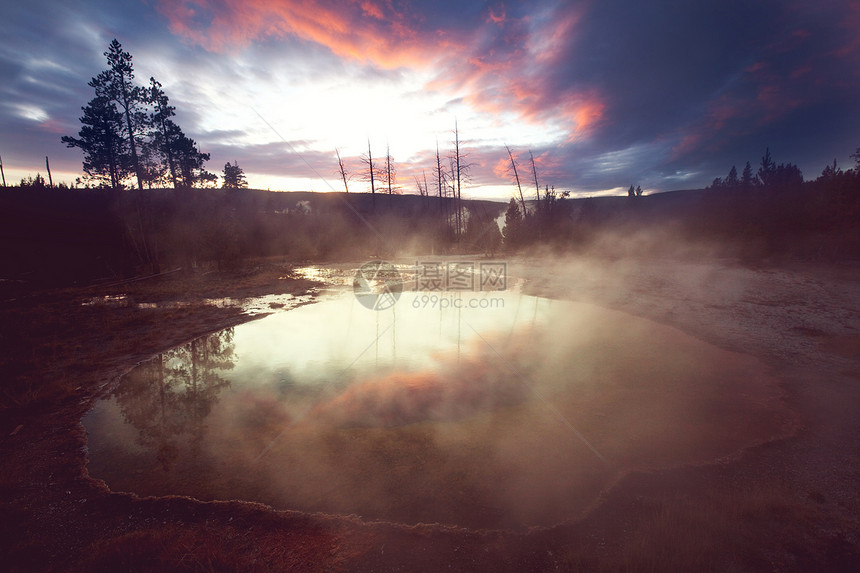五颜六色的牵牛花池著名的温泉黄石公园,怀俄明州,美国图片