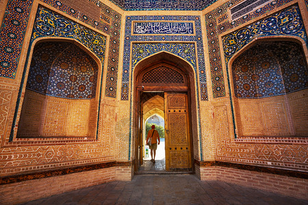 乌兹别克斯坦古代历史建筑附近的游客背景图片