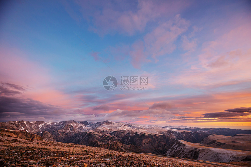 美丽的山牙通行证景观肖肖尼森林,怀俄明州,美国日出场景图片