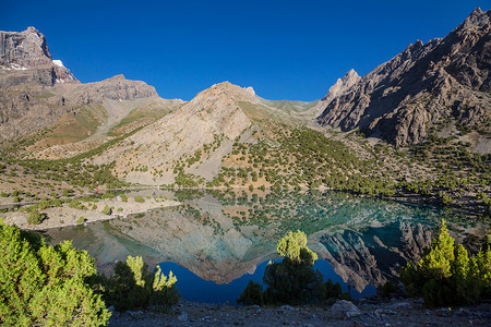 塔吉克斯坦范恩斯山帕米尔支美丽宁静的湖泊高清图片