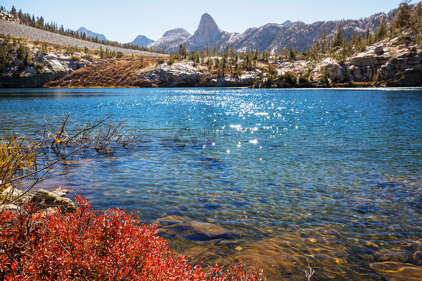 秋天山丽的自然景象内华达山脉湖泊倒影图片
