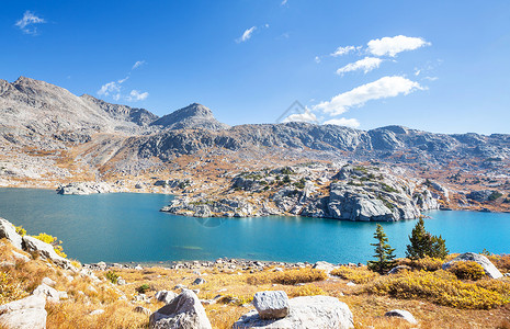 美国怀俄明州的风力山脉徒步旅行秋天的季节背景