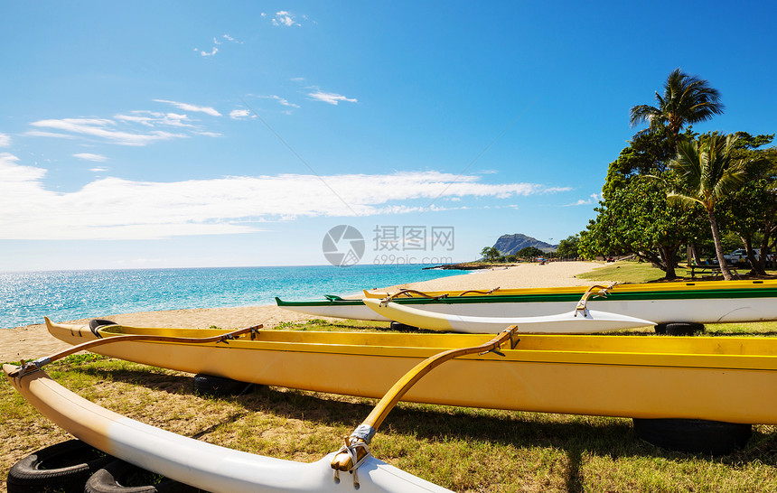 夏威夷海滩上的独木舟图片