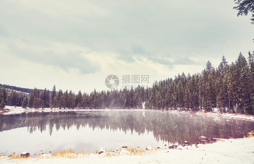 冬季的宁静湖图片