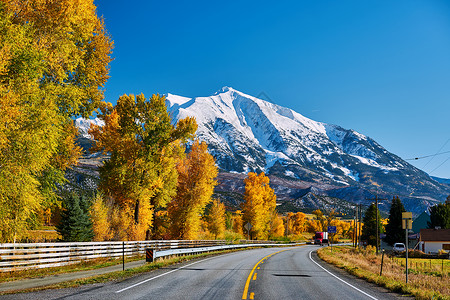 科罗拉多州洛基山脉的公路秋天,美国索普里斯山风景背景图片