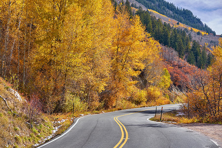 科罗拉多州洛基山脉的公路秋天,美国图片