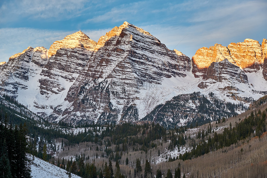 栗钟山雪日出科罗拉多岩石山,美国图片