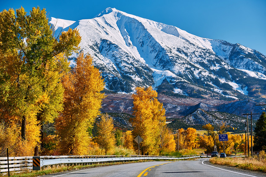 科罗拉多州洛基山脉的公路秋天,美国索普里斯山风景图片