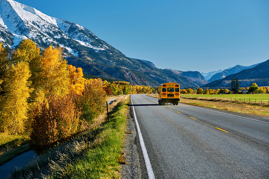 美国秋天科罗拉多州洛基山脉公路上的校车索普里斯山风景图片