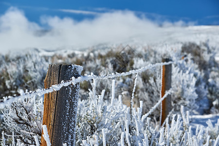 雪栅栏季节变化,景观与霜冻栅栏上背景