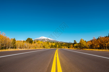 美国科罗拉多州秋季晴天的公路高清图片