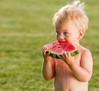 户外幼儿的肖像农村场景,岁的小男孩花园里吃西瓜片快乐孩子肮脏凌乱的脸图片